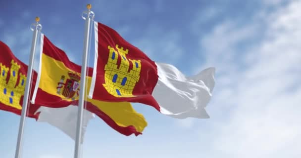 カスティーリャ マンチャとスペインの旗が晴れた日を振ります スペイン自治区 シームレス3Dレンダリングアニメーション スローモーションループ 選択的なフォーカス — ストック動画