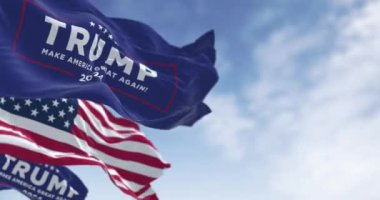 Arlington, ABD, 22 Şubat 2024: Donald Trump 2024 başkanlık kampanyası bayrakları Amerikan bayrağıyla dalgalanıyor. Editör animasyonu. Kusursuz 3 boyutlu animasyon. Yavaş çekim döngüsü. Seçici odak