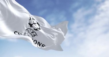Londra, İngiltere, 25 Şubat 2024: UEFA Şampiyonlar Ligi bayrağının dalgalanması. Avrupa futbol müsabakası. Editör animasyonu. Kusursuz 3 boyutlu animasyon. Yavaş çekim döngüsü. Seçici odak