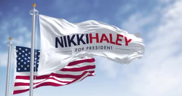 Charleston Usa Februari 2024 Nikki Haley Och Amerikanska Flaggorna Vinkar — Stockvideo
