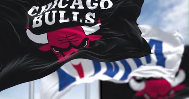 Chicago Usa Februari 2024 Chicago Bulls Flagga Viftar Med Nba — Stockvideo