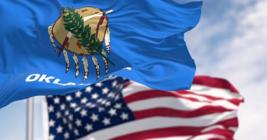 Amerikan bayrağını sallayan Oklahoma eyaleti bayrağı. Oklahoma, ABD 'nin Güney Orta Bölgesi' nde bulunan bir eyalettir. 3D illüstrasyon canlandırıcı. Dalgalanan kumaş