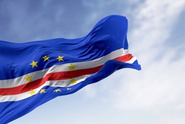 Cape Verde 'nin ulusal bayrağına yakın çekim rüzgarda sallanıyor. Ana adaları temsil eden mavi, beyaz ve kırmızı şeritli on sarı yıldız. 3D illüstrasyon canlandırıcı. Çırpınan kumaş