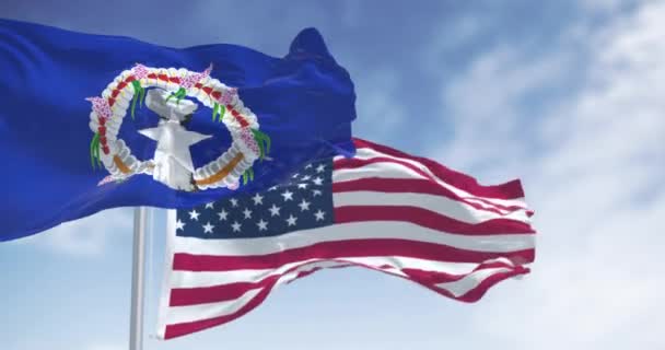 北マリアナ諸島の旗とアメリカ合衆国は晴れた日を振る アメリカ合衆国の未編入領域 シームレス3Dレンダリングアニメーション スローモーションループ 選択的なフォーカス — ストック動画