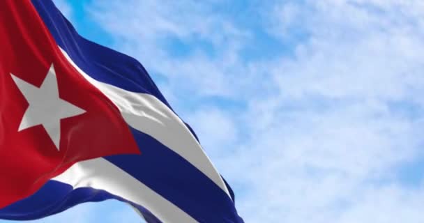 Κοντινό Πλάνο Της Κούβας Εθνική Σημαία Κυματίζει Μια Σαφή Ημέρα — Αρχείο Βίντεο