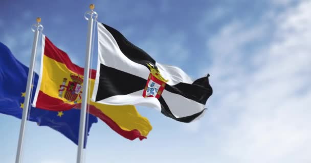 Ceuta Spaanse Nationale Vlaggen Zwaaien Een Heldere Dag Spaanse Autonome — Stockvideo