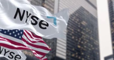 New York City, ABD, Mar 4 2024: NYSE ve ABD bayrakları finans bölgesinde dalgalanıyor. Amerikan finans endüstrisi. Belgesel Editörü. Kusursuz 3 boyutlu animasyon. Yavaş çekim döngüsü. Seçici odak