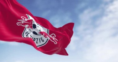 Leipzig, DE, Mar. 2 2024: RB Leipzig bayrağı açık havada dalgalanıyor. Leipzig 'deki Alman profesyonel kulübü. Belgesel Editörü. Kusursuz 3 boyutlu animasyon. Yavaş çekim döngüsü. Seçici odak