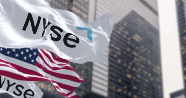 ニューヨーク市 2024年3月4日 Nyseと米国の国旗が金融地区で振り回される アメリカの金融業界 ドキュメンタリー編集 シームレス3Dレンダリングアニメーション スローモーションループ 選択的なフォーカス — ストック動画