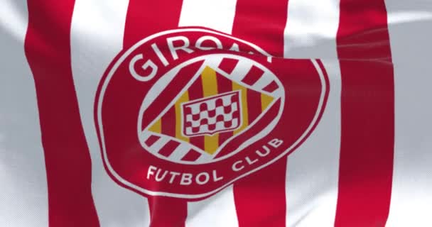 Girona Mar 2024年 吉罗纳足球俱乐部的特写镜头 旗帜飘扬 西班牙职业足球俱乐部总部设在巴塞罗那 纪录片编辑 无缝3D渲染动画 慢动作回路 — 图库视频影像