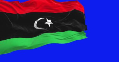 Mavi arka planda izole edilmiş Libya bayrağı sallanıyor. Kusursuz 3D canlandırma animasyonu. Krom anahtar. Yavaş çekim döngüsü. Mavi ekran. 4K