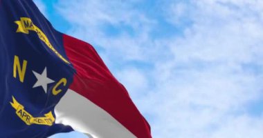 Kuzey Carolina bayrağı dalgalanıyor. Kuzey Carolina, ABD 'nin güneydoğu bölgesinde bulunan bir eyalettir. Dalgalı kumaş. Kusursuz 3 boyutlu animasyon. Yavaş çekim döngüsü. Seçici odak
