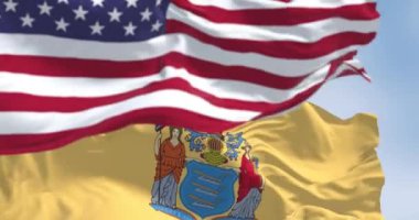 New Jersey eyaletinin bayrakları açık bir günde Amerikan bayrağıyla dalgalanıyor. Amerikan bayrağı. Gurur ve toplum konsepti. Kusursuz 3 boyutlu animasyon. Yavaş çekim döngüsü. Seçici odak