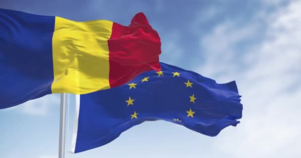 Флаги Румынии Европейского Союза Развеваются Ветру Ясный День Член Января — стоковое видео