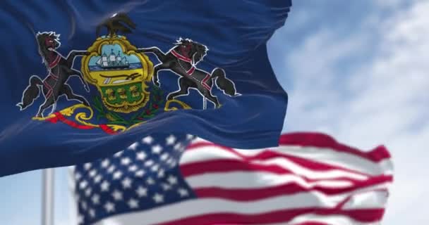 ペンシルベニア州旗がアメリカ国旗を掲げている 国営の紋章を持つ青いフィールド 馬の間の盾 上に鷲 シームレス3Dレンダリングアニメーション スローモーションループ 選択的なフォーカス — ストック動画