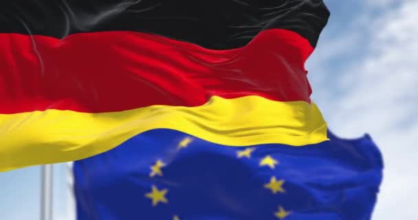 ドイツの国旗と欧州連合は晴れた日に風を振っている ドイツは1958年1月にEuに加盟した シームレス3Dレンダリングアニメーション スローモーションループ 選択的なフォーカス — ストック動画