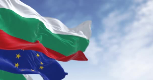Bulgariens Och Europeiska Unionens Flaggor Vinkar Vinden Klar Dag Bulgarien — Stockvideo
