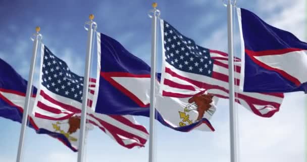 在晴朗的日子里 美属萨摩亚的国旗飘扬在美国国旗上 美国未立州的领土 无缝3D渲染动画 慢动作回圈有选择的重点 — 图库视频影像