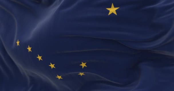 Close Bandeira Estado Alasca Acenando Fundo Azul Escuro Com Oito — Vídeo de Stock