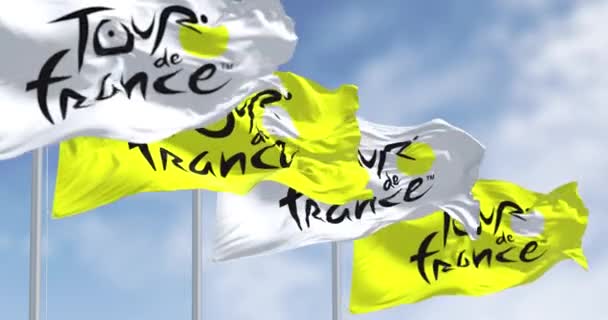 París Marzo 2024 Cuatro Banderas Del Tour Francia Ondeando Viento — Vídeos de Stock