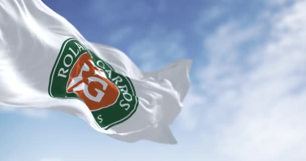 法国巴黎 Mar 2024年 一个晴朗的日子 加罗斯的旗帜在风中飘扬 法国公开赛纪录片编辑 无缝3D渲染动画 慢动作回圈有选择的重点 — 图库视频影像