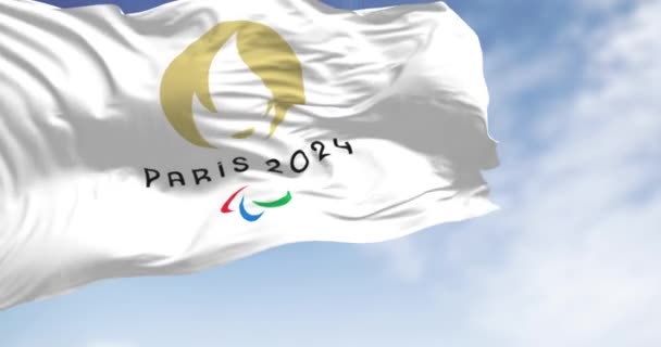 Paryż Marzec 2024 Paryż 2024 Paraolimpijska Flaga Wisząca Wietrze Pogodny — Wideo stockowe