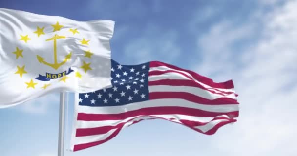 Rhode Island Státní Vlajka Mává Americkou Vlajkou Zlatá Kotva Uprostřed — Stock video