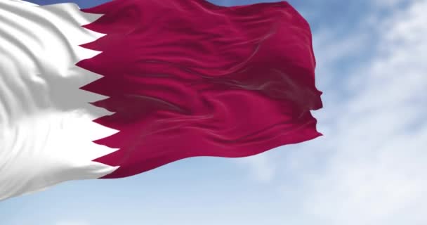 Detail Van Qatar Nationale Vlag Fladderen Vlag Kastanjebruin Met Een — Stockvideo