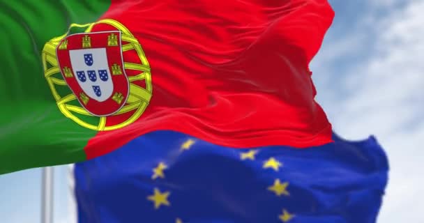 ポルトガルと欧州連合の旗が晴れた日を迎える 民主主義と政治 シームレス3Dレンダリングアニメーション スローモーションループ 選択的なフォーカス — ストック動画