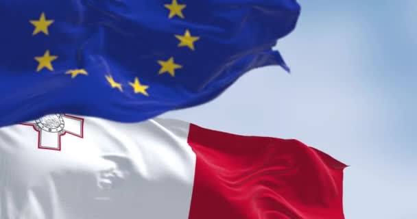 在一个晴朗的日子里 马耳他和欧洲联盟的旗帜在风中飘扬 马耳他于2004年5月成为欧盟成员国 无缝3D渲染动画 慢动作回圈有选择的重点 — 图库视频影像