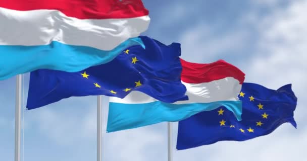 Flaggen Luxemburgs Und Der Europäischen Union Wehen Einem Klaren Tag — Stockvideo