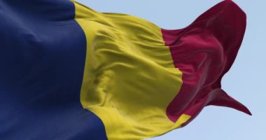 Chad 'in ulusal bayrağının açık bir günde rüzgarda dalgalanması. Mavi, altın ve kırmızının dikey üç rengi. Kusursuz 3 boyutlu animasyon. Yavaş çekim döngüsü.