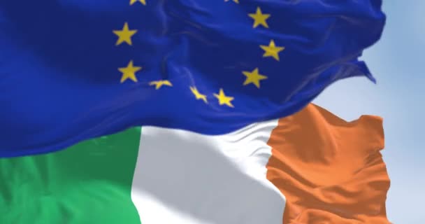 爱尔兰和欧洲联盟的特写在一个晴朗的日子挥动旗帜 爱尔兰于1973年成为欧洲联盟成员 无缝3D渲染动画 慢动作回圈有选择的重点 — 图库视频影像