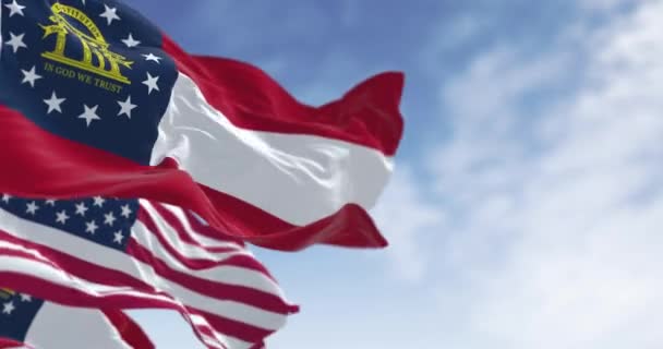 晴朗的日子里 格鲁吉亚和美国的国旗在风中飘扬 格鲁吉亚是美国东南部的一个州 美国的联邦州 无缝3D渲染动画 慢动作回圈有选择的重点 — 图库视频影像