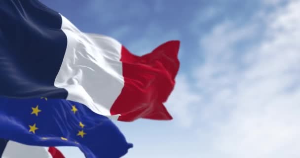 Vlaggen Van Frankrijk Europese Unie Zwaaien Samen Een Heldere Dag — Stockvideo