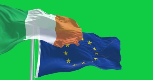アイルランドと欧州連合の旗は緑の背景で孤立した シームレス3Dレンダリングアニメーション グリーン スクリーン クロマキー アルファチャンネル スローモーションループ 4Kについて 選択的なフォーカス — ストック動画