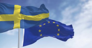 İsveç ve Avrupa Birliği bayrakları açık bir günde birlikte dalgalanıyor. Avrupa Birliği Üyesi. Kusursuz 3 boyutlu animasyon. Yavaş çekim döngüsü