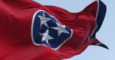 Tennessee eyalet bayrağının yakın çekimi. Merkezinde üç beyaz yıldız bulunan mavi daireli kırmızı alan. Amerikan bayrağı. Kusursuz 3 boyutlu animasyon. Yavaş çekim döngüsü