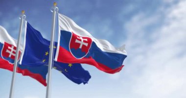 Slovakya ve Avrupa Birliği bayrakları açık bir günde rüzgarda sallanıyor. Kusursuz 3 boyutlu animasyon. Yavaş çekim döngüsü. Seçici odak