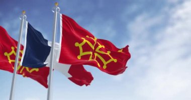 Occitanie bölgesi ve Fransa 'nın bayrakları açık havada rüzgarda sallanıyor. Korsika hariç Fransa 'nın idari bölgesi. Kusursuz 3 boyutlu animasyon. Yavaş çekim döngüsü. Seçici odak