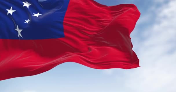 萨摩亚独立国国旗在一个晴朗的日子飘扬 萨摩亚是南太平洋的一个国家 无缝3D渲染动画 慢动作回路 — 图库视频影像
