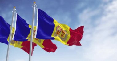 Andorra Prensliğinin bayrakları açık bir günde rüzgarda sallanıyor. Dikey mavi-sarı-kırmızı çizgiler ve ortasında armalar var. Kusursuz 3 boyutlu animasyon. Yavaş çekim döngüsü. Seçici odak