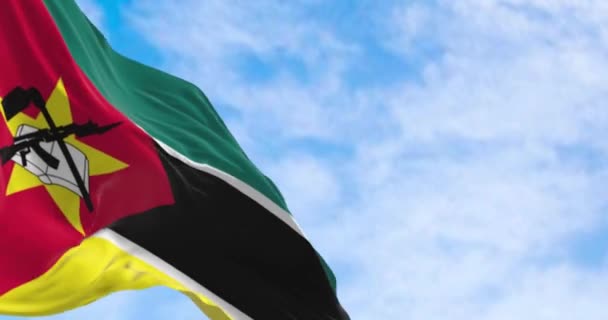 Nahaufnahme Der Mosambikanischen Nationalflagge Die Einem Klaren Tag Geschwenkt Wird — Stockvideo