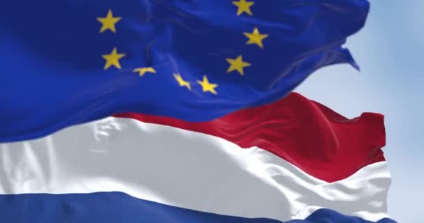 Флаги Нидерландов Европейского Союза Размахивающие Ветром Ясный День Член 1958 — стоковое видео