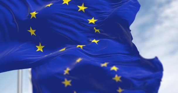 Κοντινό Πλάνο Των Σημαιών Της Ευρωπαϊκής Ένωσης Κυματίζει Μια Σαφή — Αρχείο Βίντεο
