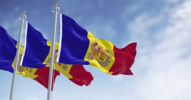 Флаги Княжества Андорра Развевающиеся Ветру Ясный День Вертикальные Сине Желто — стоковое видео