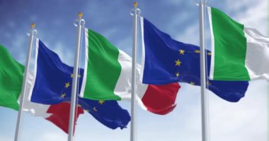 İtalya 'nın ulusal bayrakları açık bir günde Avrupa Birliği bayraklarıyla rüzgarda dalgalanıyor. Kusursuz 3 boyutlu animasyon. Yavaş çekim döngüsü. Seçici odak