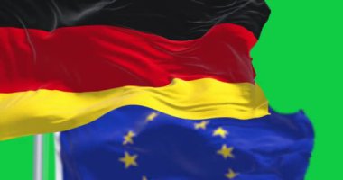 Almanya ve Avrupa Birliği 'nin bayrakları yeşil arka planda yalıtılmış bir şekilde rüzgarda dalgalanıyor. Kusursuz 3D canlandırma animasyonu. Krom anahtar. Yavaş çekim döngüsü. Yeşil ekran. 4 bin. Seçici odak.
