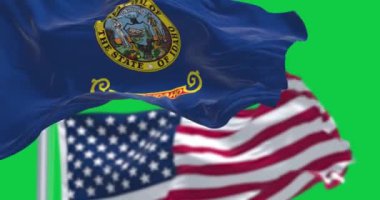 Idaho ve Ulusal Amerikan bayrağı rüzgarda dalgalanırken yeşil bir arka planda izole edildi. Kusursuz 3D canlandırma animasyonu. Yeşil ekran. Krom anahtar. Alfa kanalı. Yavaş çekim döngüsü. 4 bin. Seçici odak
