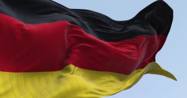 Açık bir günde Almanya bayrağının rüzgarda dalgalandığı yakın çekim. Üç yatay siyah, kırmızı ve altın şerit. 3D illüstrasyon canlandırıcı. Dalgalı tekstil
